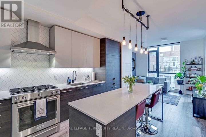 Property Photo:  2118 Bloor Street West 403  ON M6S 0A6 