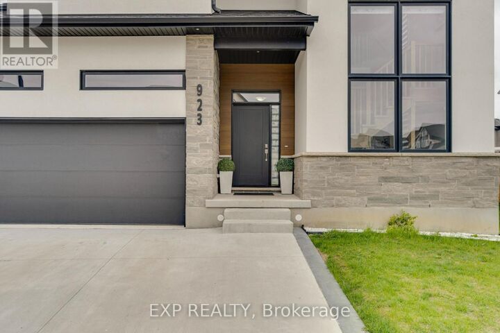 Property Photo: 923 Stonecliffe Walk 5 ON N2P 0K5