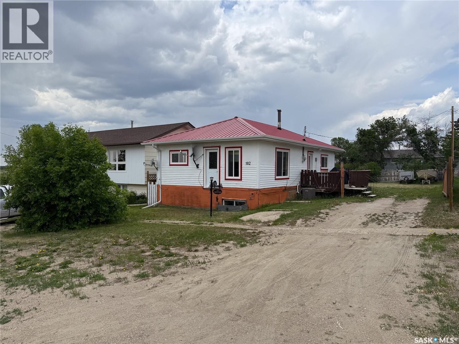 Property Photo:  102 Wayne Street  SK S0N 0A0 