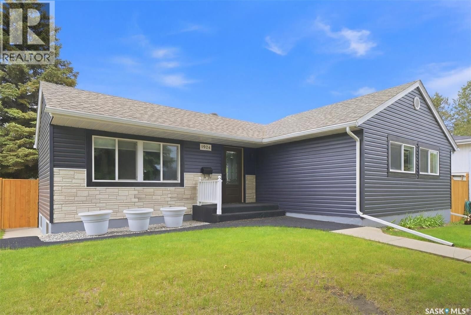 Property Photo:  1924 Dufferin Avenue  SK S7J 1B7 