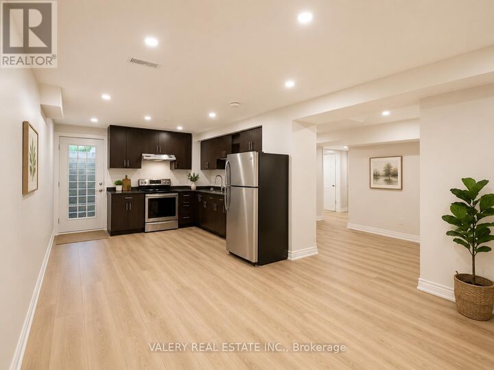 Property Photo:  1683 Moongate Crescent Lower  ON L5M 4T2 