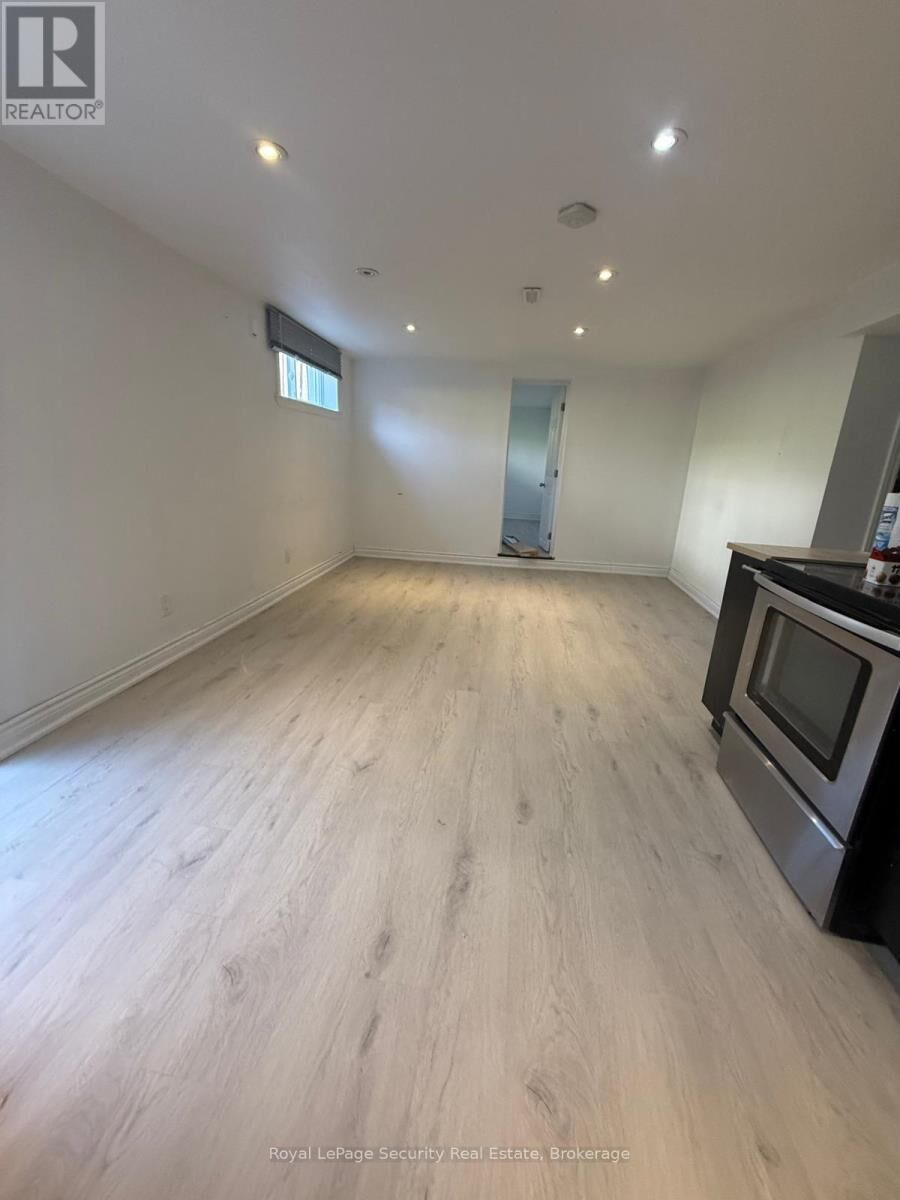 Property Photo:  688 Tennyson Avenue  ON L1H 3K4 