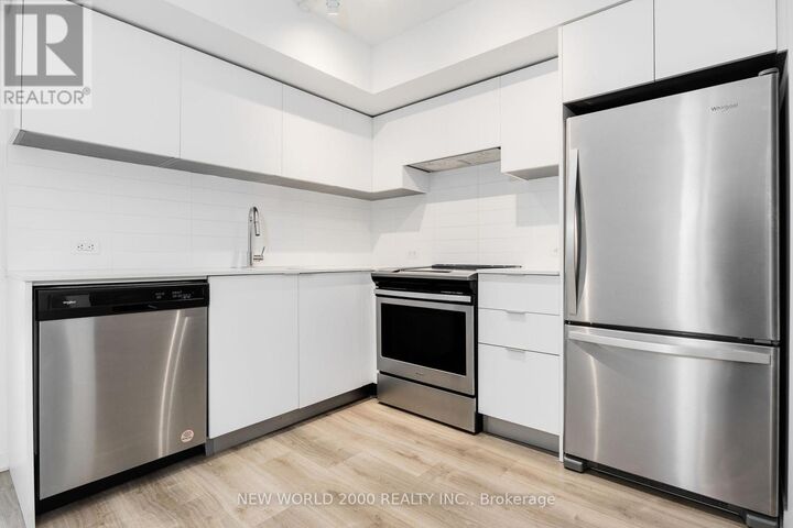 Property Photo:  101 Roehampton Avenue 2002  ON M4P 2W2 