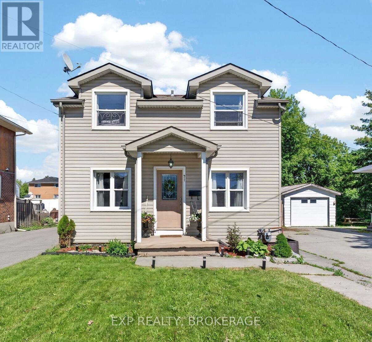 Property Photo:  911 Division Street  ON K7K 4C6 