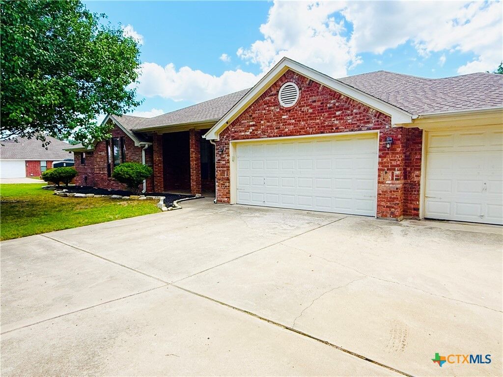 Property Photo:  497 County Road 3351  TX 76539 
