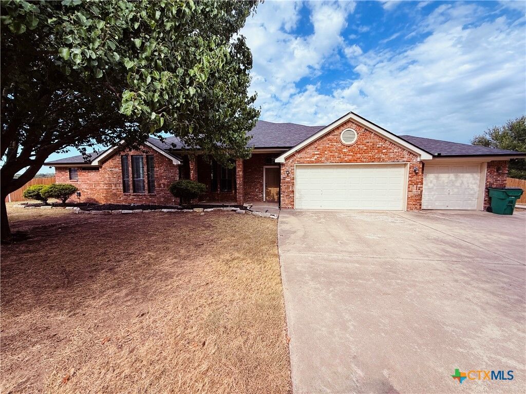 Property Photo:  497 County Road 3351  TX 76539 
