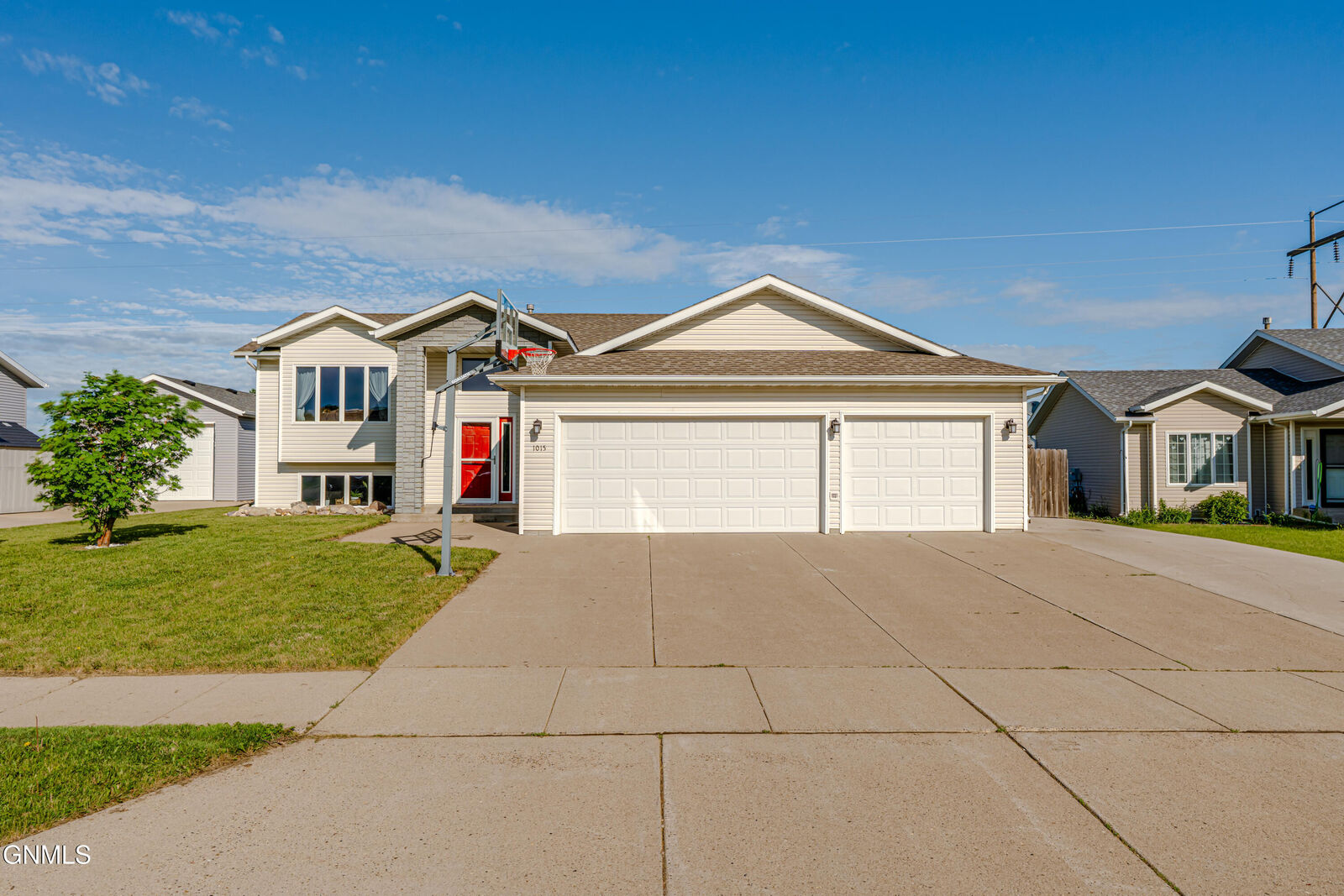 Property Photo:  1015 Plainview Drive SE  ND 58554 