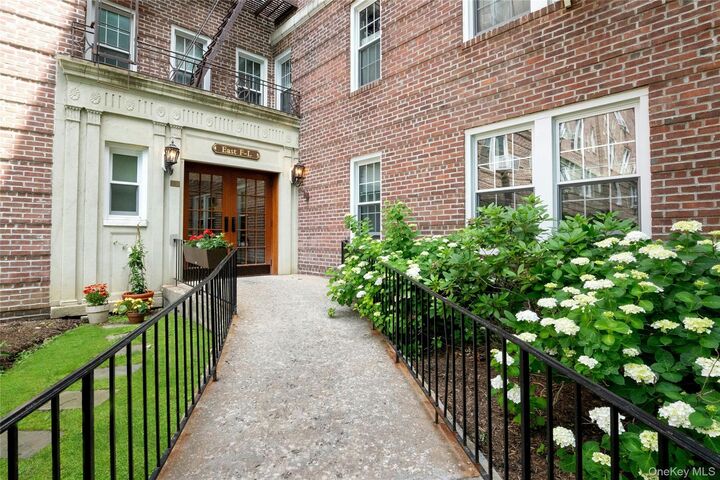 Property Photo:  300 S Broadway 1 G  NY 10591 