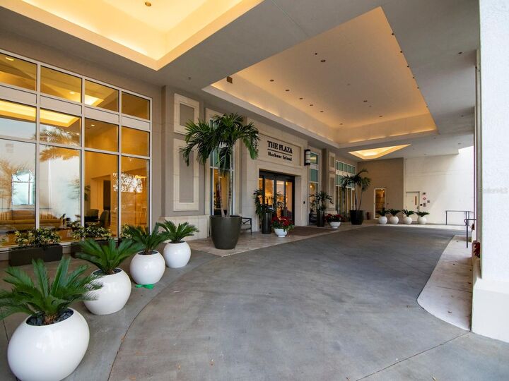 Property Photo:  450 Knights Run Avenue 1501  FL 33602 