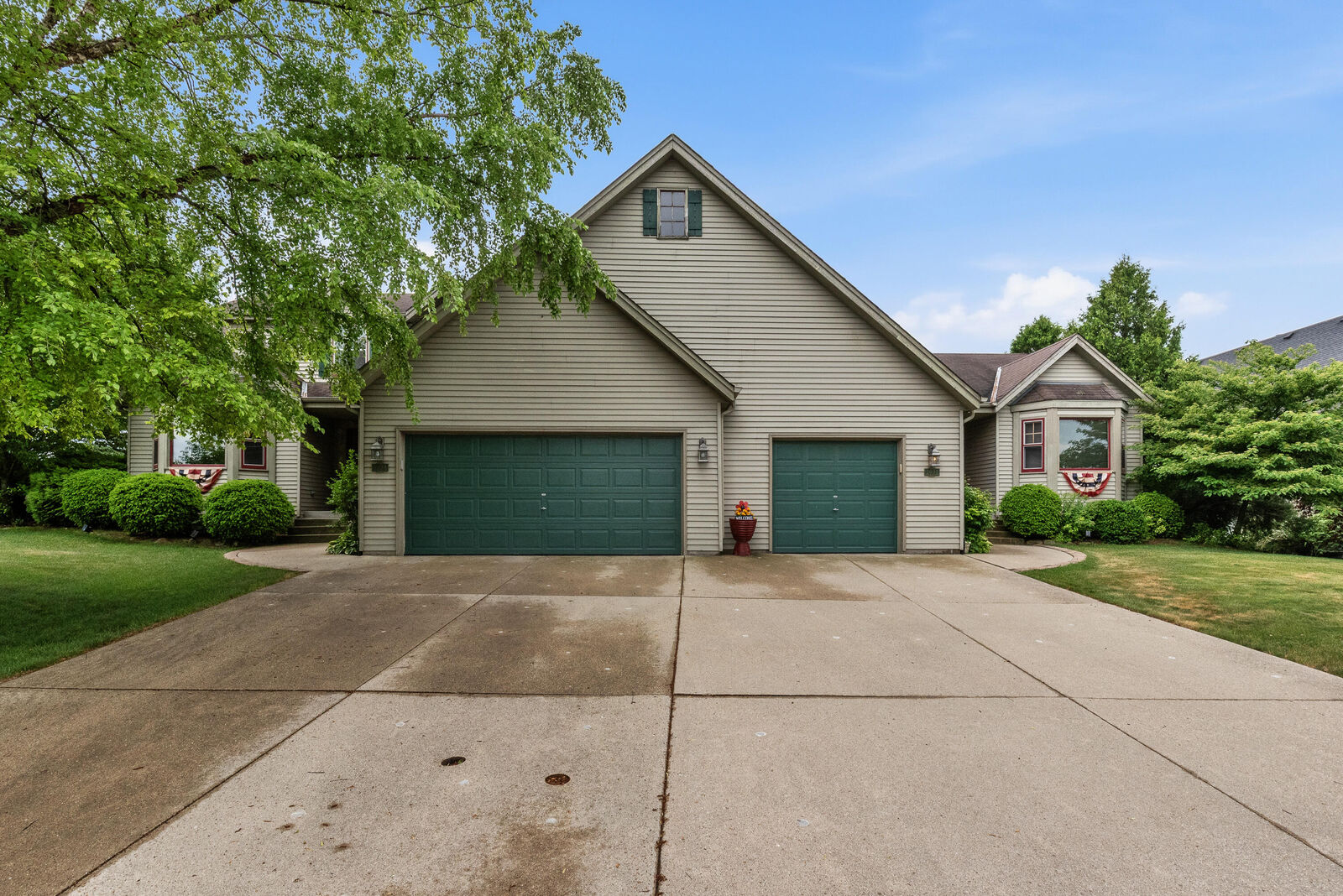 Property Photo: 2091-2093 Cherokee St WI 53024