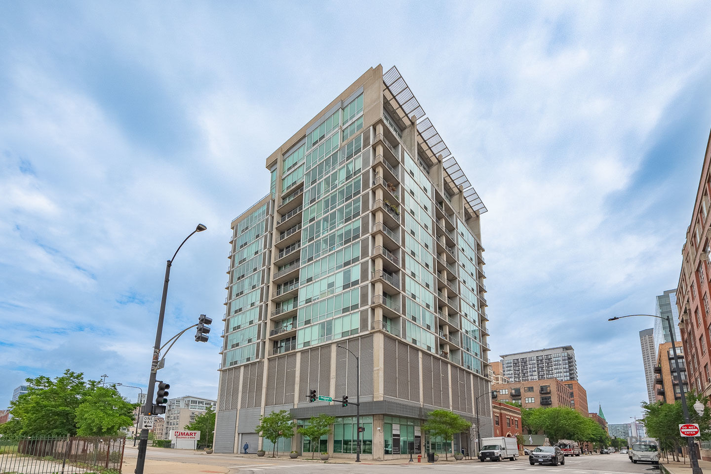 Property Photo: 700 W Van Buren Street 1404 IL 60607