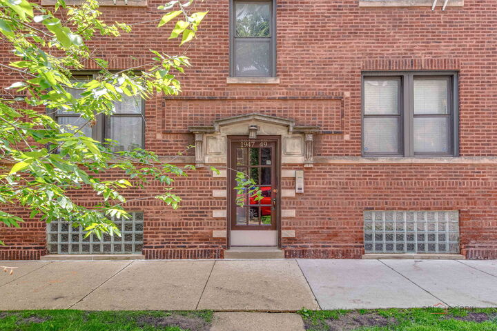 Property Photo: 1949 W Argyle Street 3 IL 60640