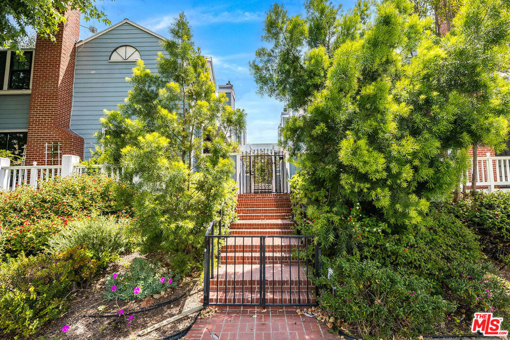 Property Photo:  4420 Tujunga Avenue 2  CA 91602 