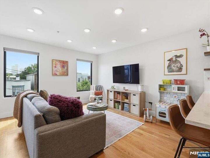 Property Photo:  22 Lincoln Street 3  NJ 07307 