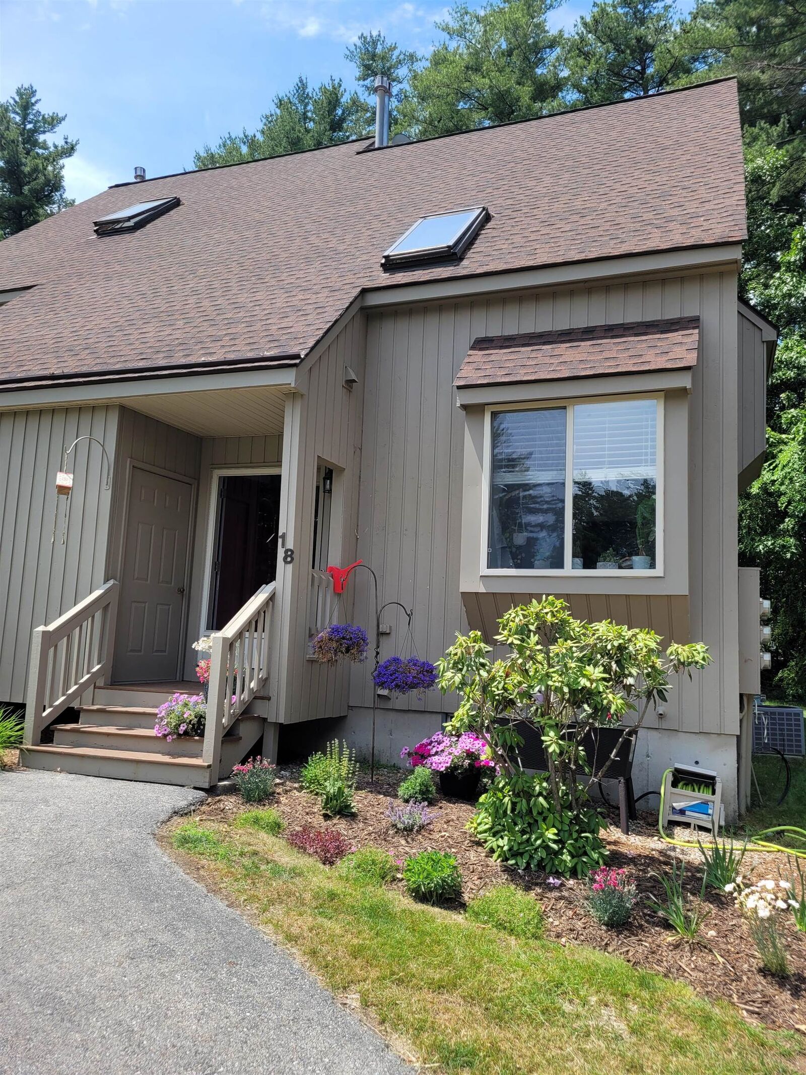 Property Photo:  18 Suffolk Court  NH 03110 