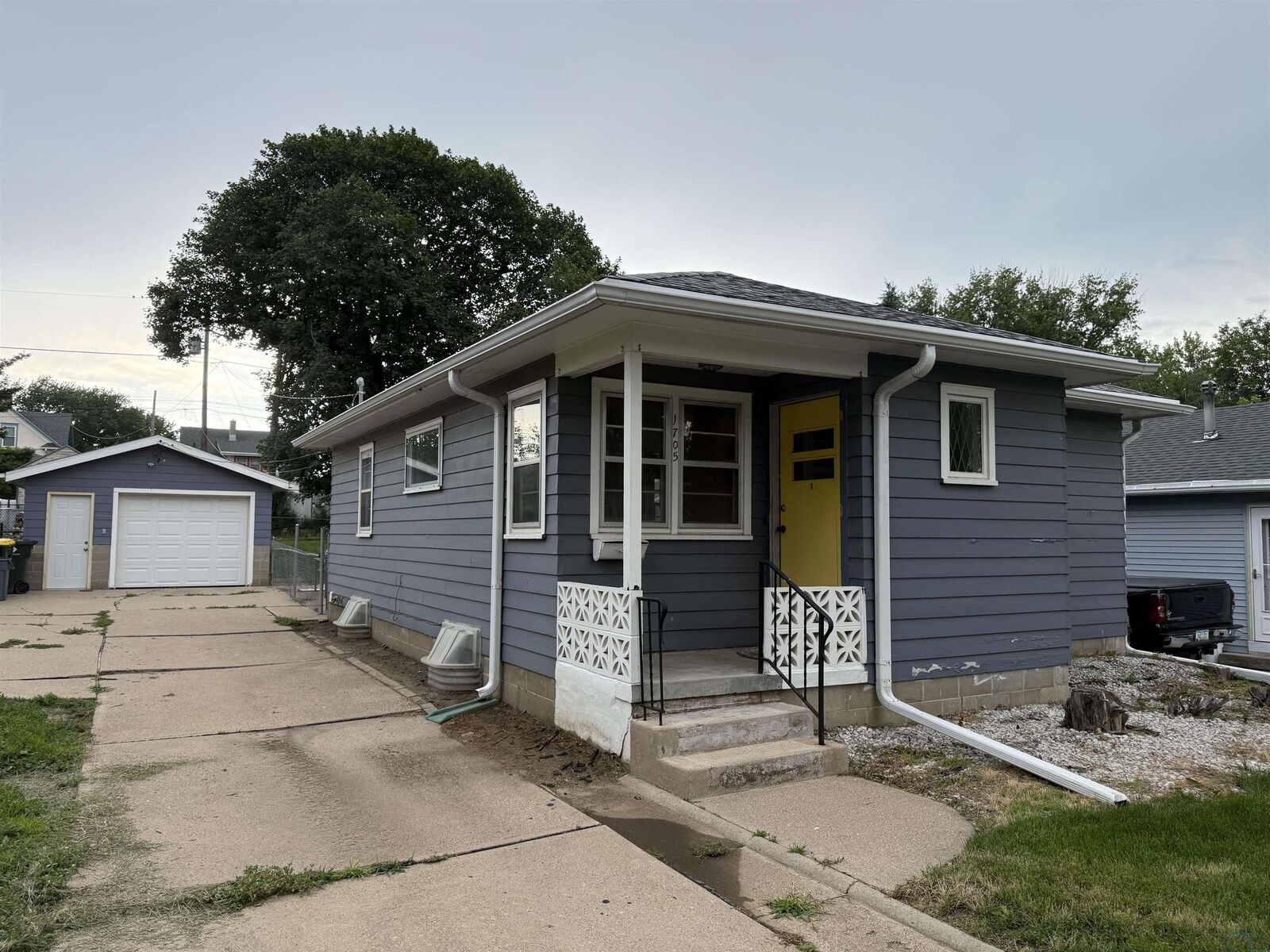 Property Photo: 1705 S Palmetto St IA 51106