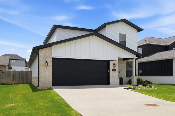 Property Photo:  1706 W Broadway Place  AR 72758 