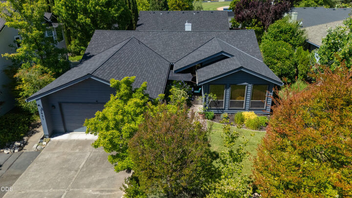 Property Photo: 2471 Republic Way OR 97504