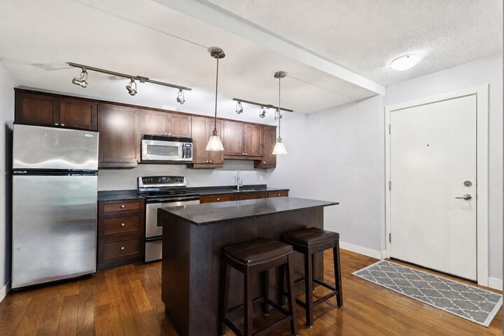 Property Photo: 1025 14 Avenue SW 413 AB T2R 0N9