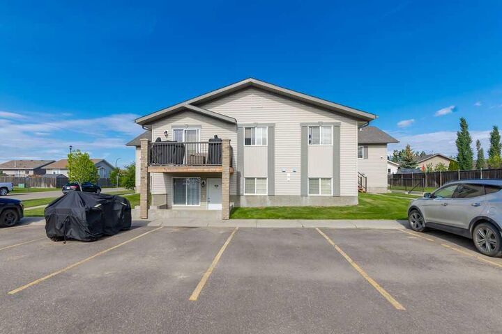 Property Photo: 1901 52 Avenue 1 AB T9V 3K7