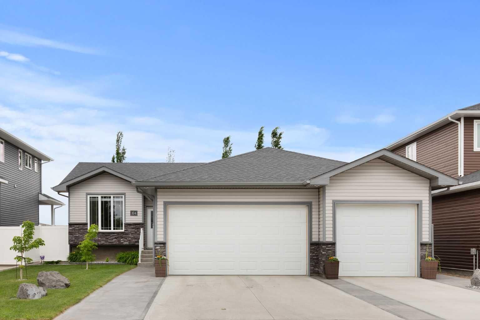 Property Photo:  104 Somerside Way SE  AB T1B 0M2 