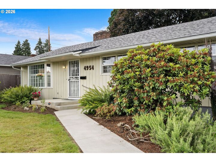 Property Photo: 4954 SE Willow St OR 97222