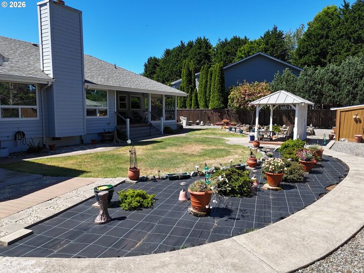 Property Photo: 961 Helen Ln OR 97415