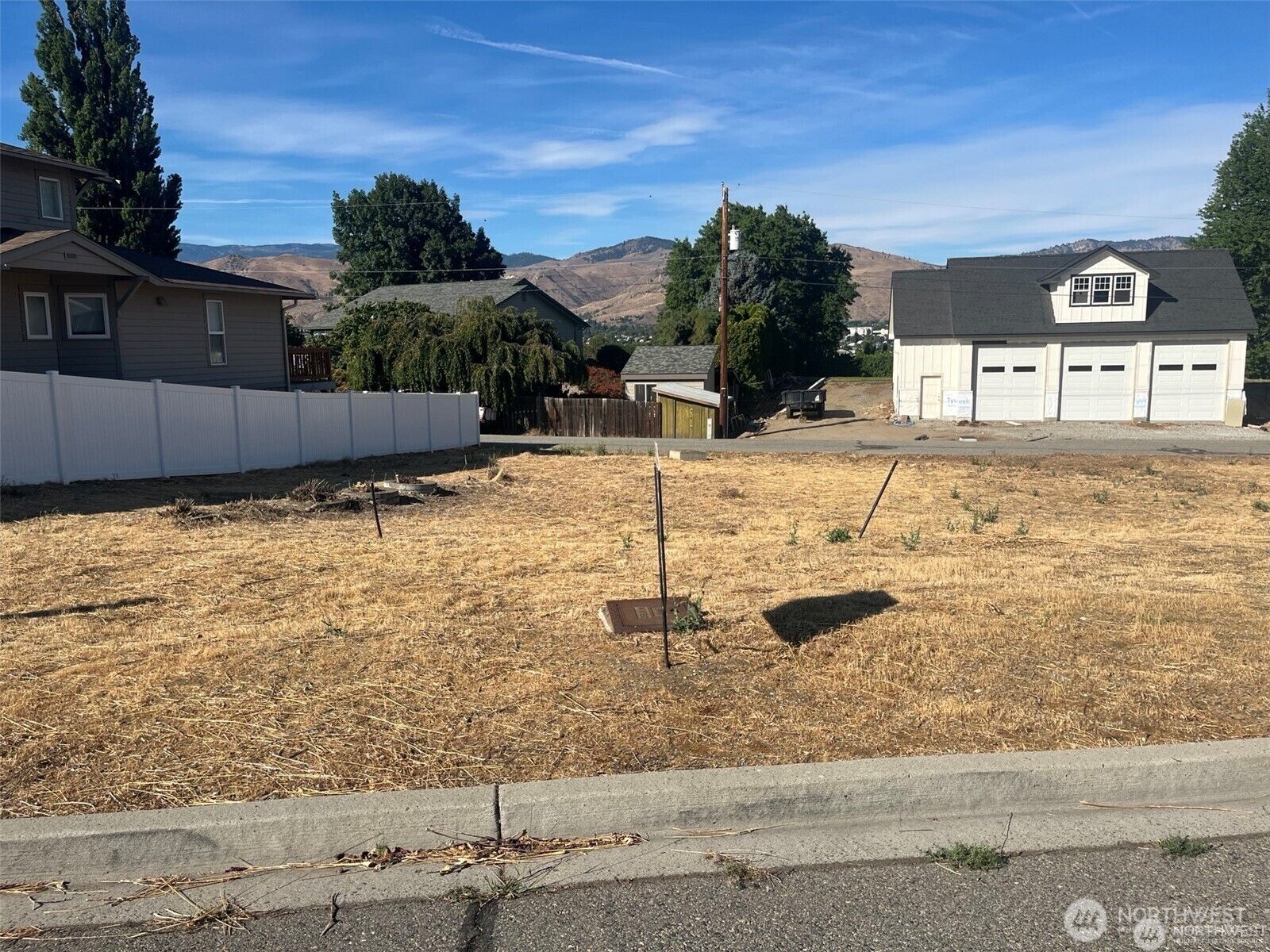 Property Photo: 1076 Corum Circle WA 98802