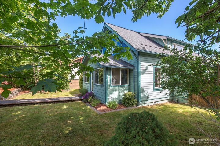 Property Photo:  221 W 15th Street  WA 98362 