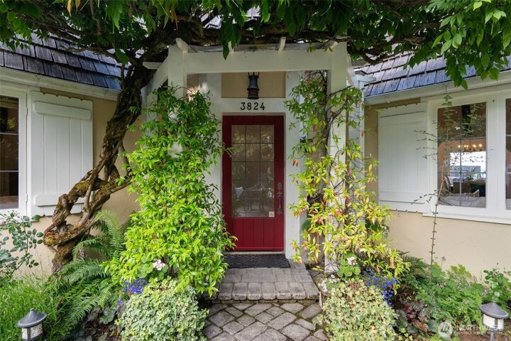 Property Photo: 3824 48th Avenue NE WA 98105