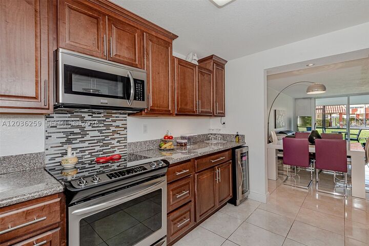 Property Photo: 9410 N Hollybrook Lake Dr 11-109 FL 33025