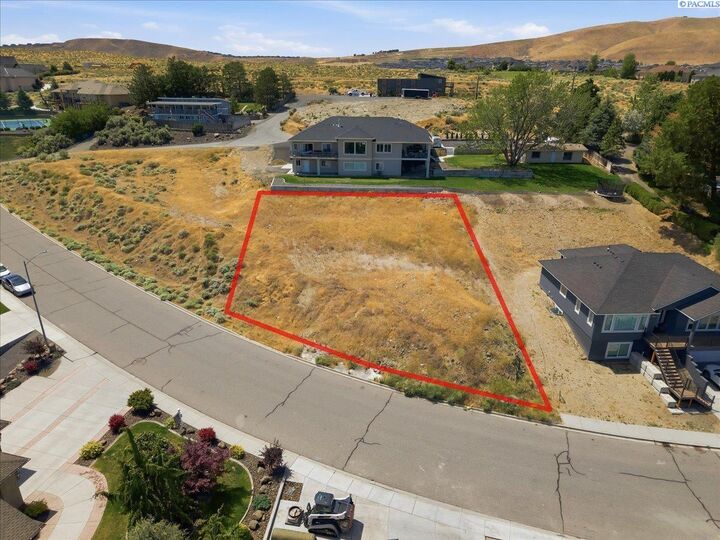 Property Photo: 1051 Allenwhite Dr WA 99352