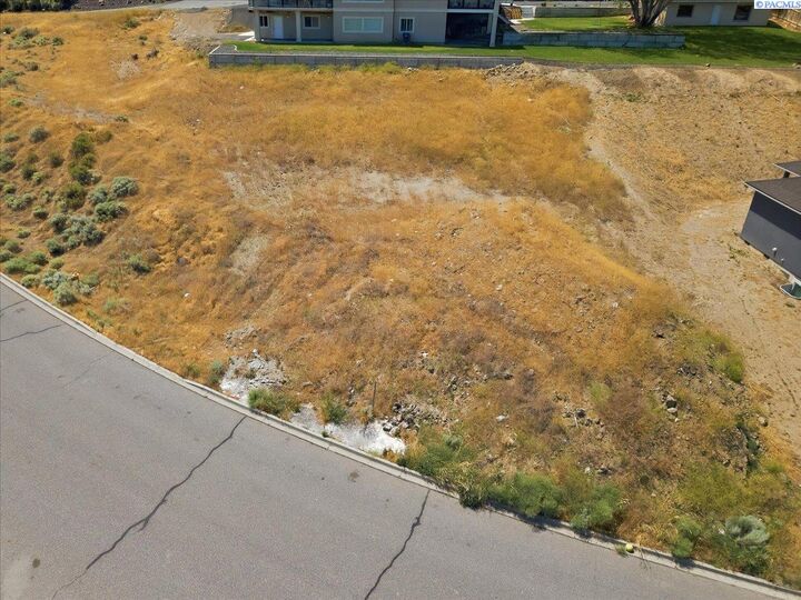 Property Photo:  1051 Allenwhite Dr  WA 99352 