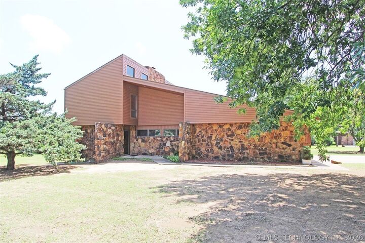 Property Photo: 819 W Seminole Avenue OK 74048