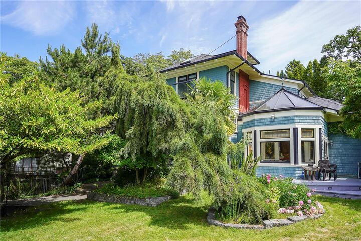 Property Photo: 1377 Rockland Ave BC V8S 1V7