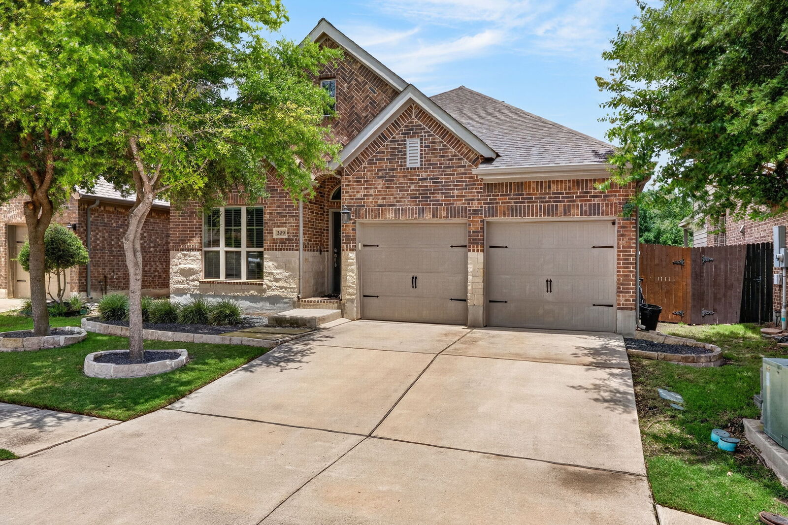 Property Photo:  209 Lacey Oak Loop  TX 78666 