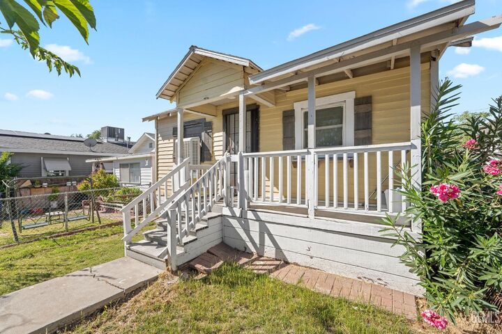 Property Photo: 707 San Emidio Street CA 93268