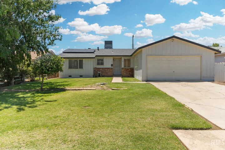 Property Photo:  2804 Pomona Street  CA 93305 