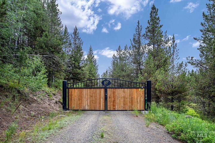 Property Photo: 5 Laurins Ln ID 83611