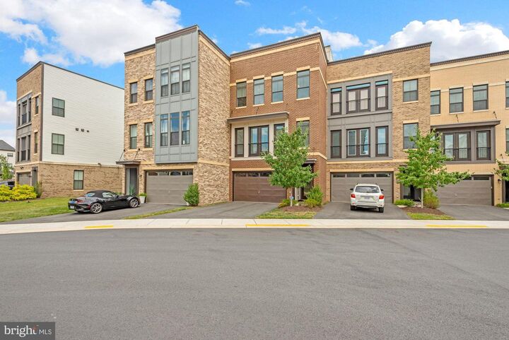 Property Photo:  23094 Sullivans Cove Square  VA 20148 