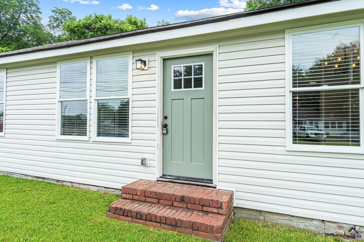 Property Photo:  110 S Sixth Street  GA 31088 