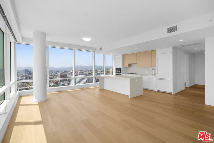Property Photo:  877 Francisco St  CA 90017 