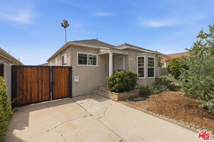 Property Photo: 3830 W 59th St CA 90043
