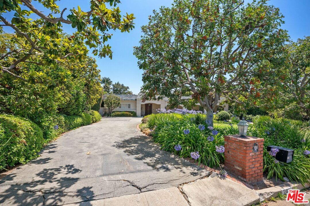 Property Photo:  240 S Bristol Ave  CA 90049 
