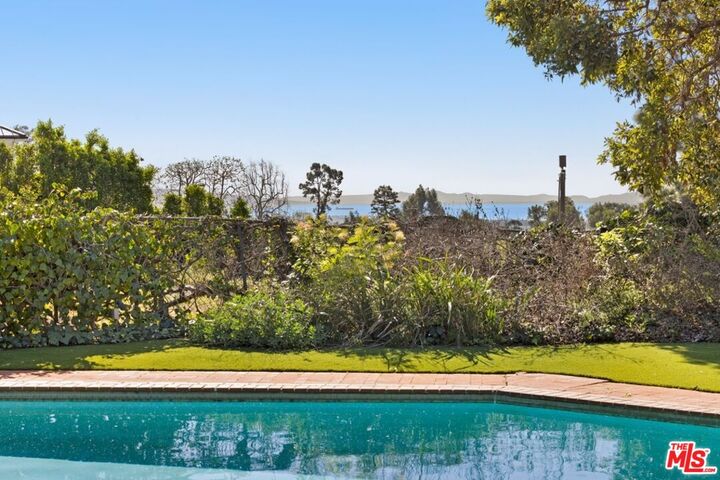 Property Photo:  590 N Tigertail Rd  CA 90049 