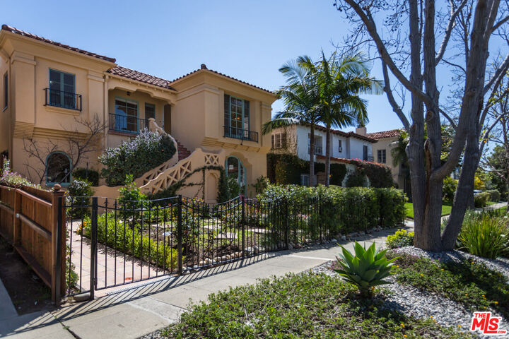 Property Photo: 1122 S Hayworth Ave CA 90035