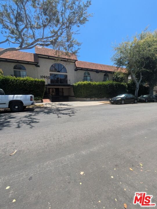 Property Photo:  10600 Holman Ave  CA 90024 