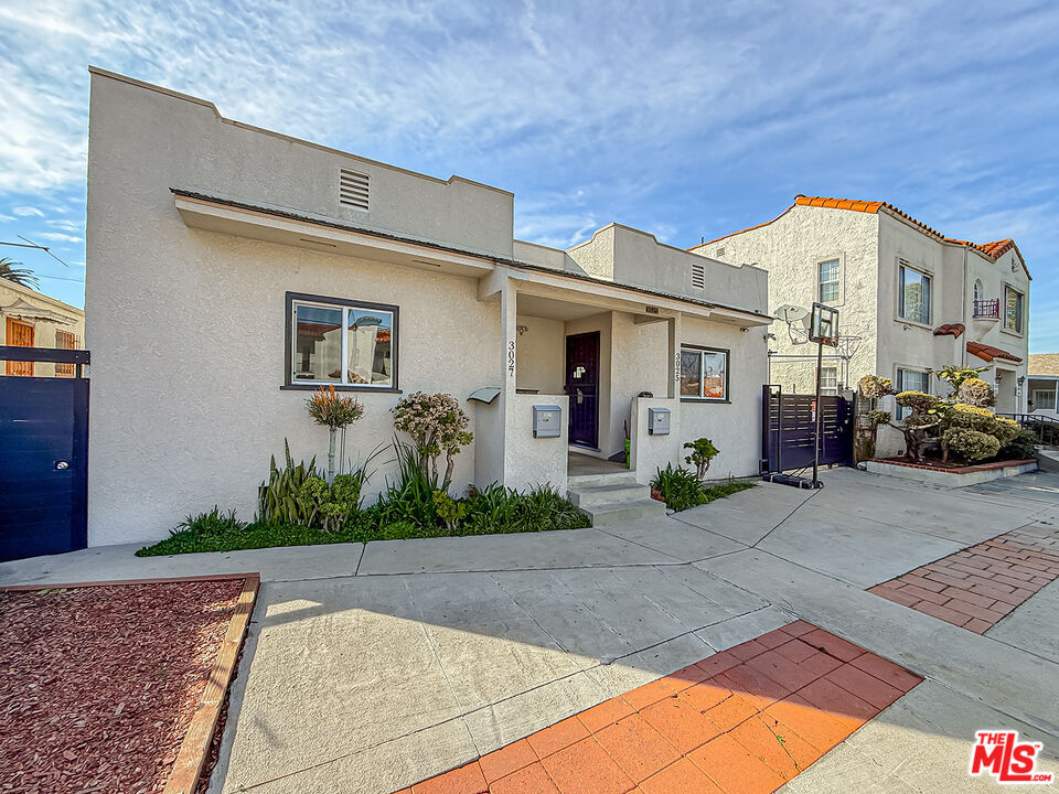 Property Photo:  3025 Edgehill Dr  CA 90018 
