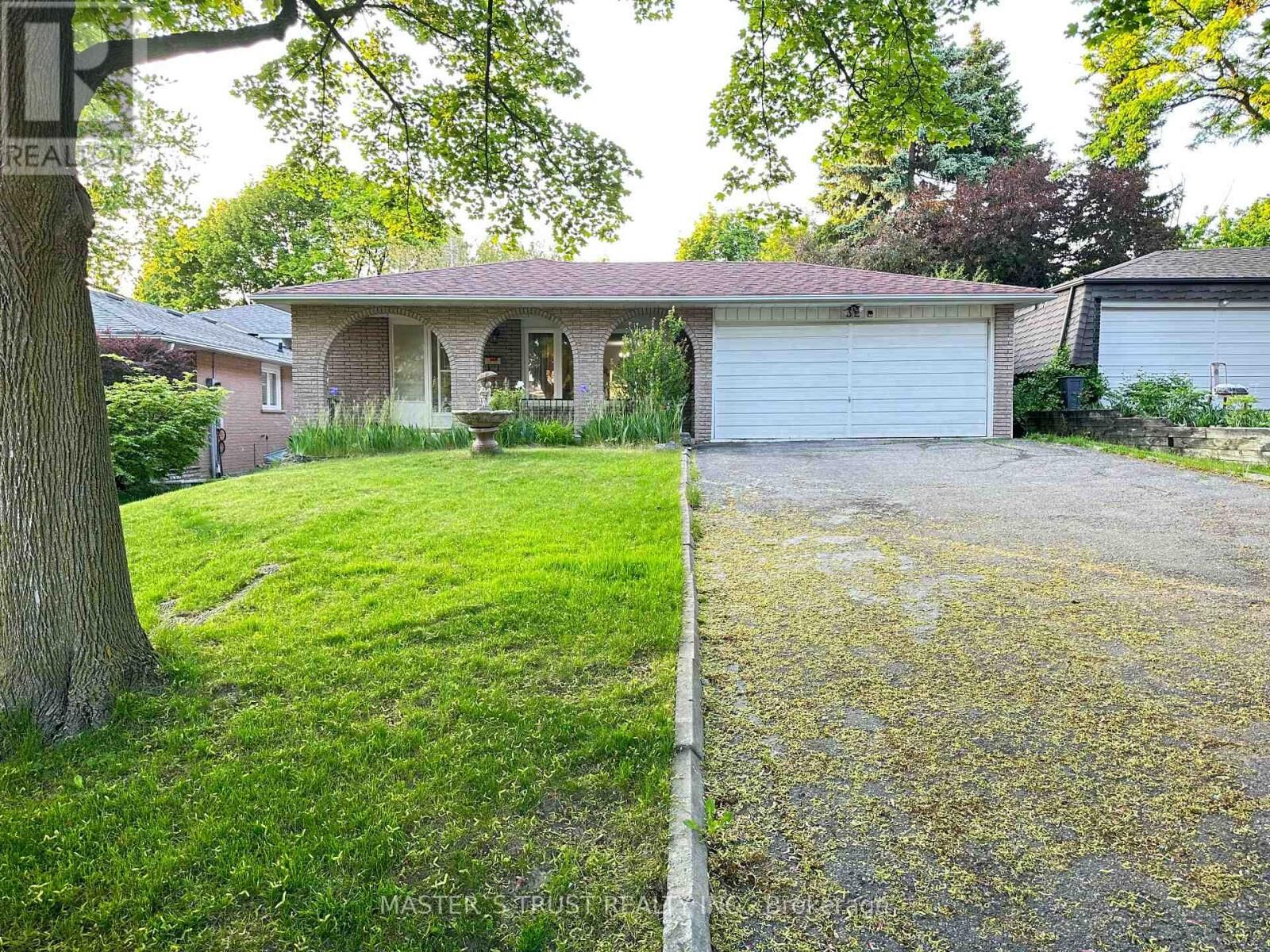 Property Photo: 32 Castle Harbour Lane ON L3T 3A2