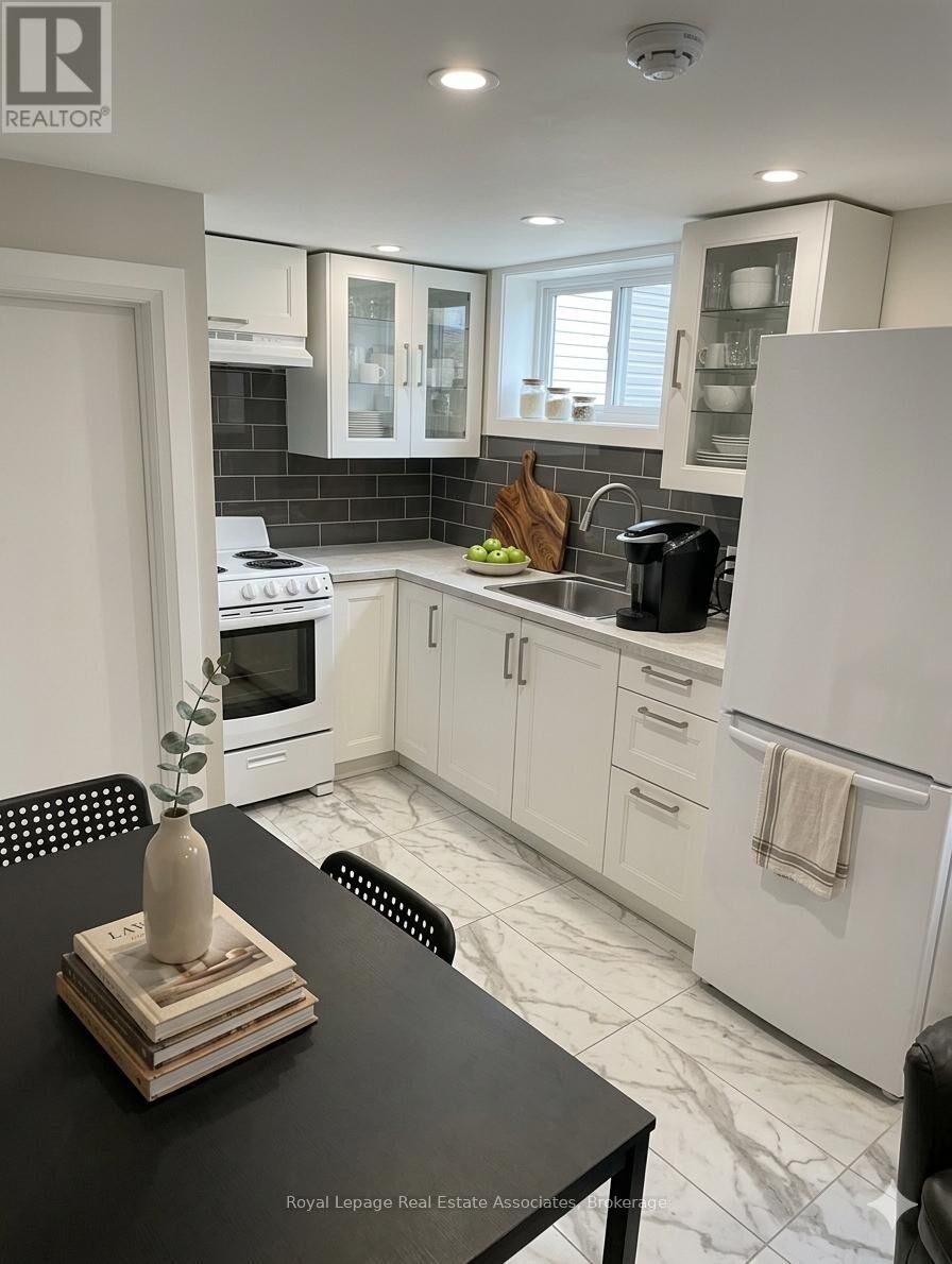 Property Photo: 237 Lakeshore Road East 7 (Bsmt) ON L5G 1G8